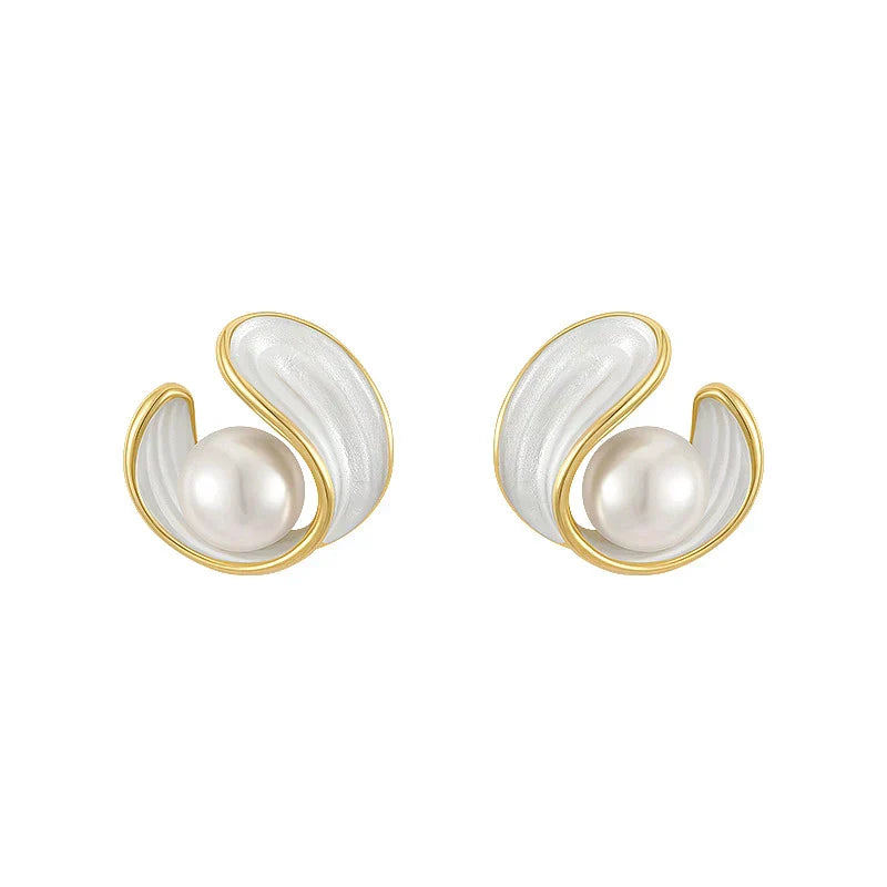 Luxuriöse Ohrringe mit weißem Opal und Perle in Gold