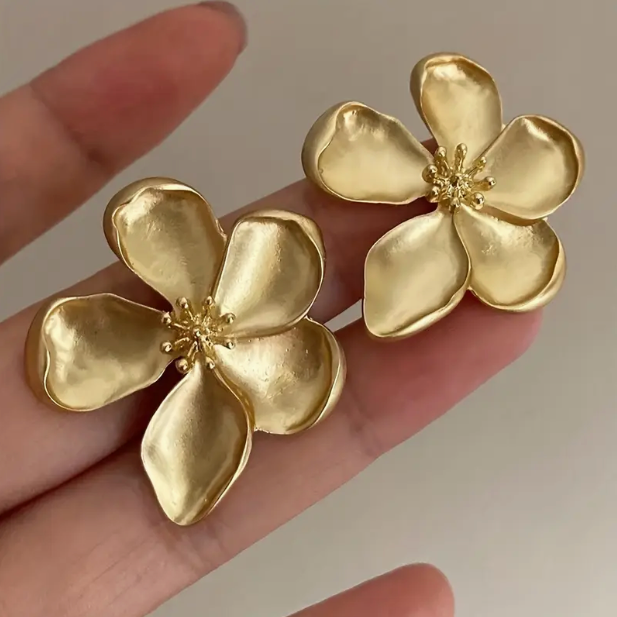 Goldener Blumen Ohrring im Vintage Design