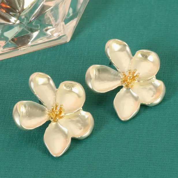 Goldener Blumen Ohrring im Vintage Design