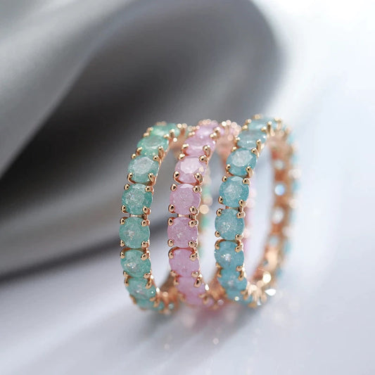 Ring mit rundem Stein aus Gold