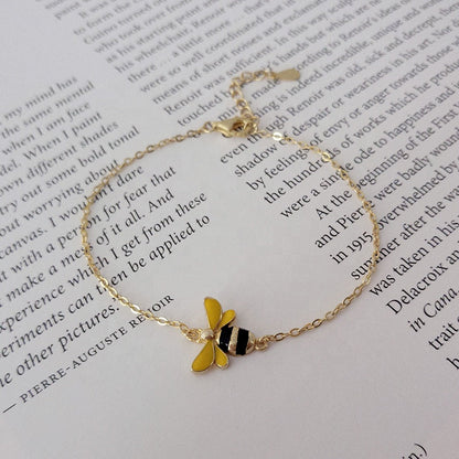 BEEA – Elegant Queen Bee Armband Accessory